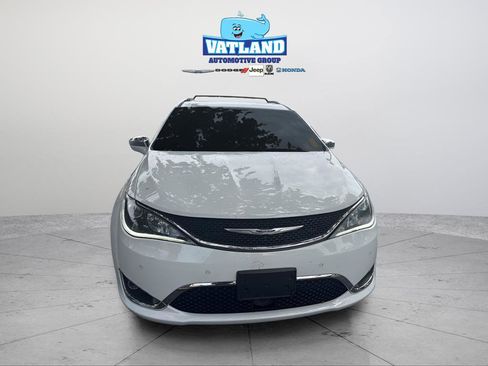 Used 2020 Chrysler Pacifica Limited w/ Tire & Wheel Group FWD image 12