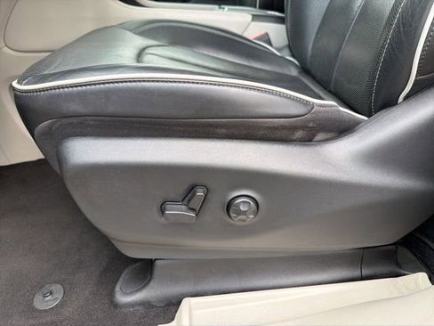 Used 2023 Chrysler Pacifica Limited image 11