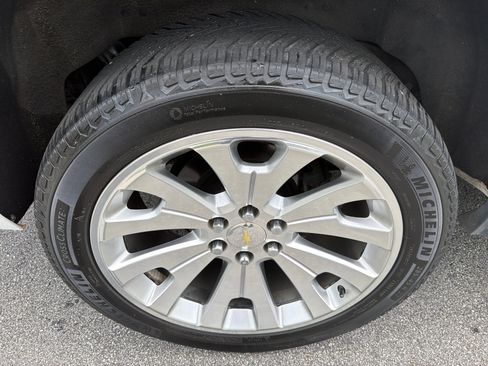 Used 2020 Chevrolet Suburban LT RWD image 17