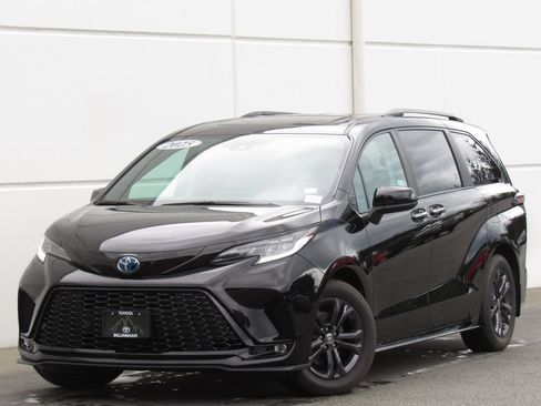 Used 2025 Toyota Sienna XSE AWD/4WD image 1