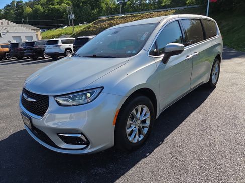 Used 2023 Chrysler Pacifica Touring-L AWD/4WD image 8