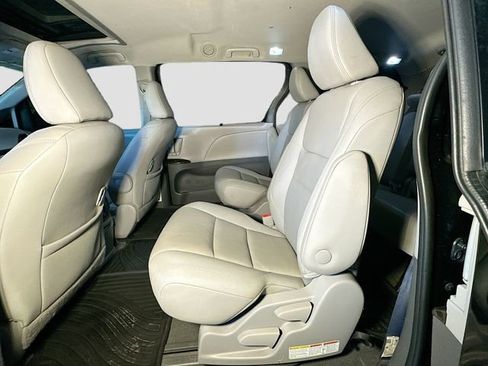 Used 2020 Toyota Sienna XLE image 25