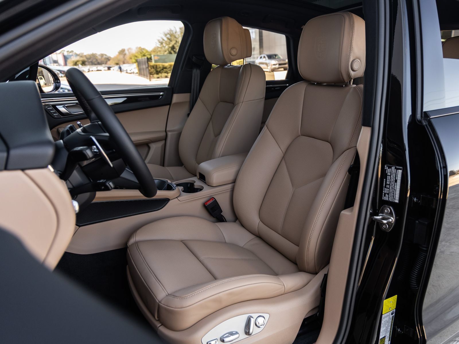 Certified 2026 Porsche Macan AWD/4WD image 5