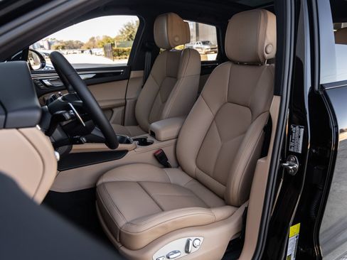 Certified 2026 Porsche Macan AWD/4WD image 5