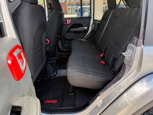 Used 2018 Jeep Wrangler Unlimited Sahara w/ Dual Top Group AWD/4WD image 13