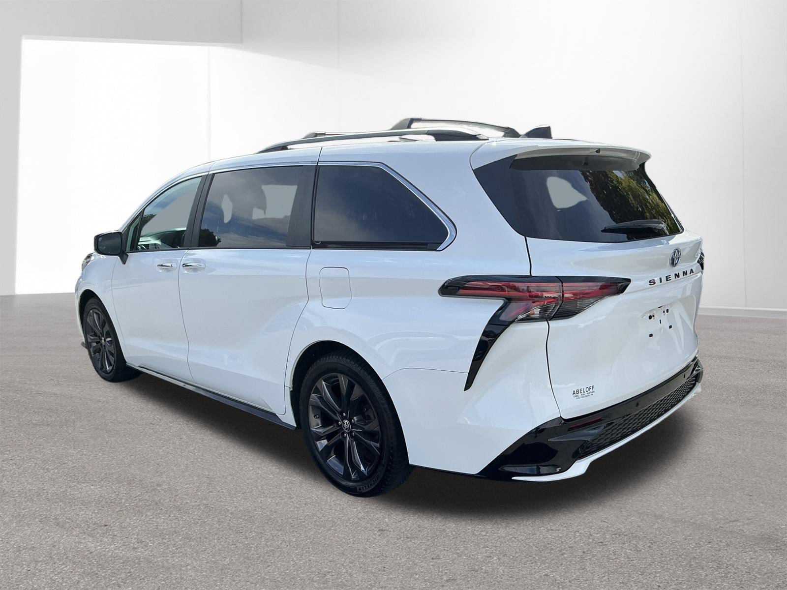 Used 2022 Toyota Sienna XSE w/ XSE Plus Package FWD image 5
