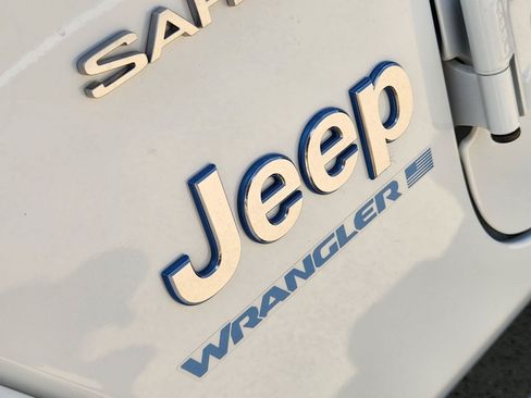 Used 2024 Jeep Wrangler Unlimited Sahara w/ Technology Group AWD/4WD image 19