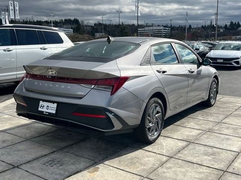 New 2026 Hyundai Elantra Hybrid w/ Cargo Package FWD image 9