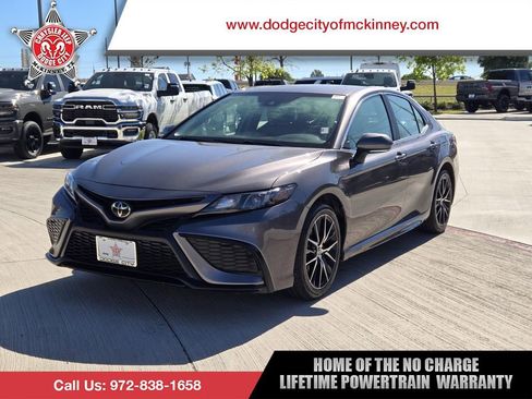 Used 2023 Toyota Camry SE image 1