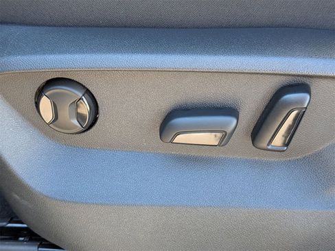 Used 2022 Volkswagen Atlas Cross Sport SE image 16