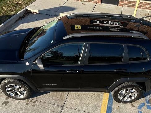 Used 2019 Jeep Cherokee Trailhawk w/ Cold Weather Group image 10