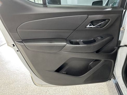 Used 2021 Chevrolet Traverse LT image 14