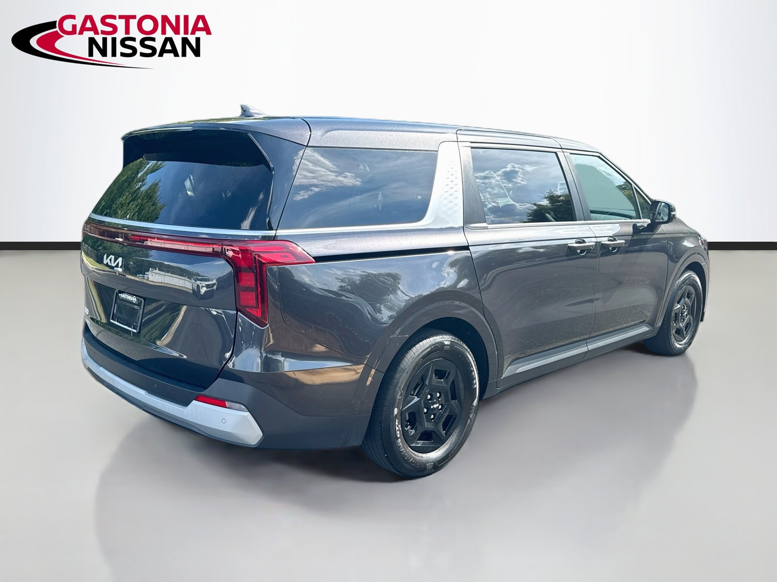 Used 2025 Kia Carnival FWD image 9