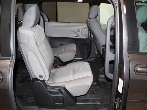 Used 2023 Toyota Sienna LE w/ LE Plus Package FWD image 28