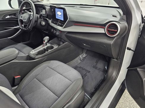 Used 2024 Chevrolet Trax RS FWD image 12