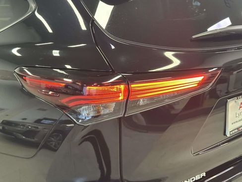Used 2024 Toyota Highlander XLE AWD/4WD image 8