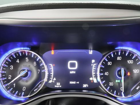 Used 2025 Chrysler Pacifica Limited FWD image 16