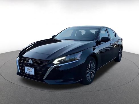 Used 2025 Nissan Altima 2.5 SV FWD image 7