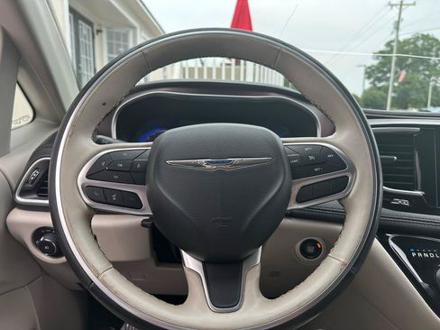 Used 2020 Chrysler Pacifica Limited FWD image 7