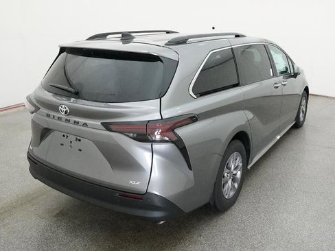 New 2026 Toyota Sienna XLE image 11