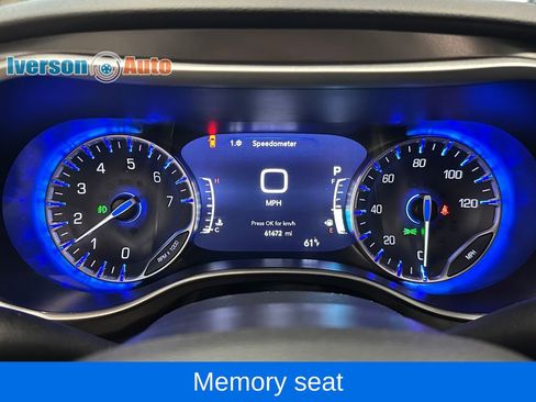 Used 2024 Chrysler Pacifica Touring-L FWD image 19
