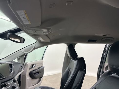 Used 2024 Chrysler Pacifica Touring-L image 32