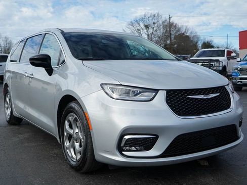 Used 2024 Chrysler Pacifica Limited image 38