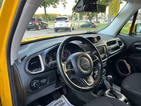 Used 2015 Jeep Renegade Latitude FWD image 10
