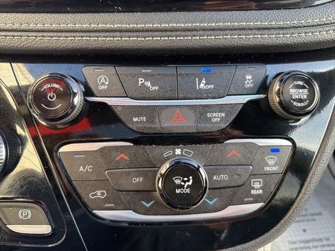 Used 2025 Chrysler Pacifica Limited image 19