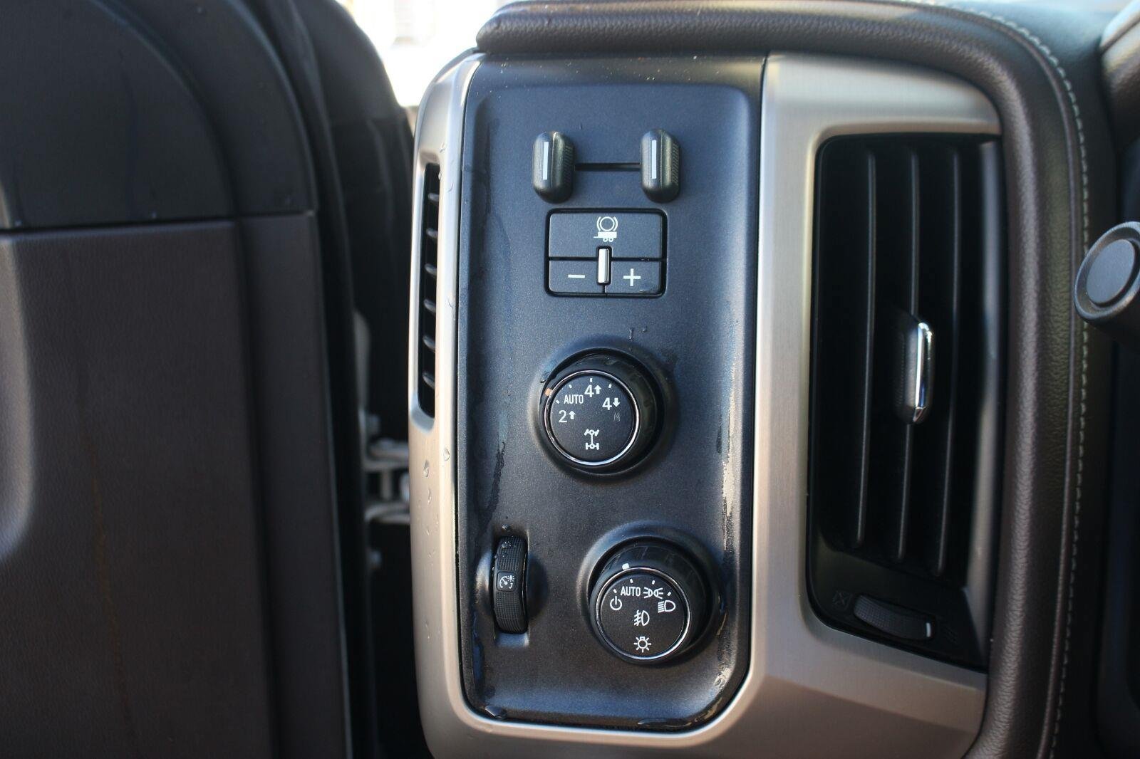 Used 2015 GMC Sierra 1500 Denali w/ Driver Alert Package AWD/4WD image 30