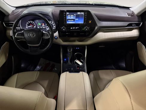 Used 2022 Toyota Highlander XLE FWD image 17