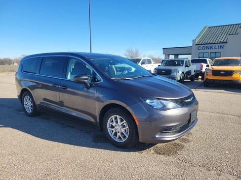Used 2023 Chrysler Voyager LX image 21