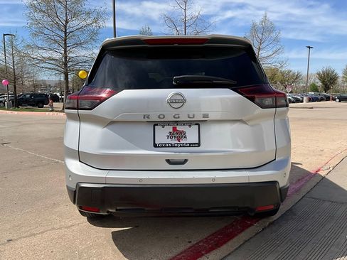 Used 2025 Nissan Rogue SV image 7
