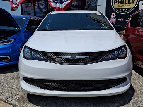 Used 2027 Chrysler Pacifica LX FWD image 2