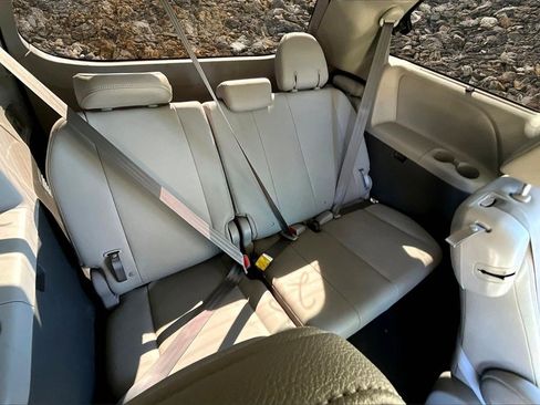 Used 2018 Toyota Sienna XLE image 26