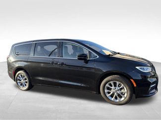Used 2023 Chrysler Pacifica Touring-L video 2