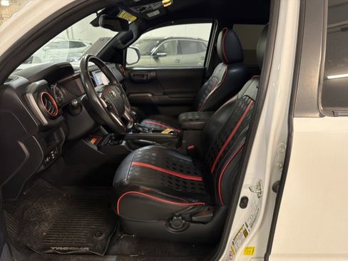 Used 2019 Toyota Tacoma TRD Off-Road w/ Technology Package image 6