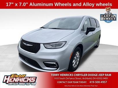 Used 2026 Chrysler Pacifica Select