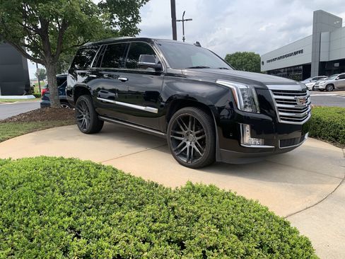 Used 2017 Cadillac Escalade Platinum AWD/4WD image 2