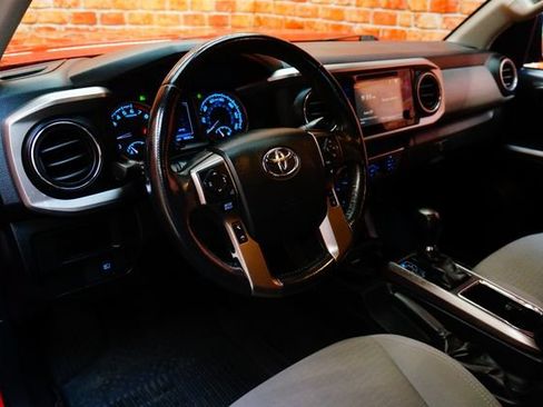 Used 2019 Toyota Tacoma SR5 AWD/4WD image 12