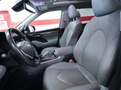 Used 2023 Toyota Highlander Platinum image 17