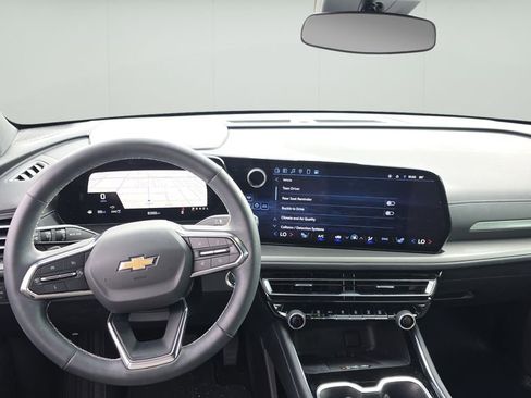 Used 2025 Chevrolet Traverse LT image 11