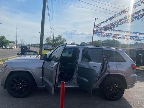 Used 2018 Jeep Grand Cherokee Altitude image 8