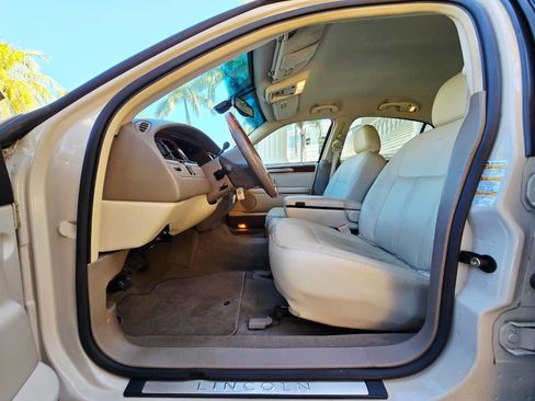 Used 2003 Lincoln Town Car Cartier image 18
