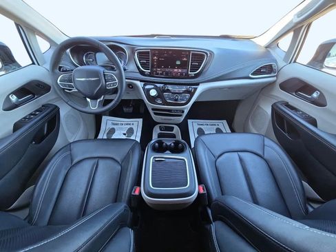 Used 2024 Chrysler Pacifica Select image 9