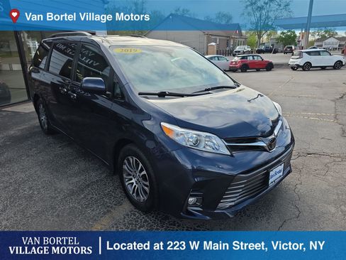Used 2019 Toyota Sienna XLE w/ XLE Navigation Package FWD image 3