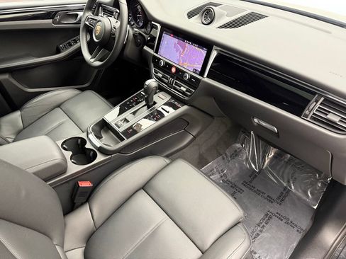 Used 2025 Porsche Macan AWD/4WD image 37