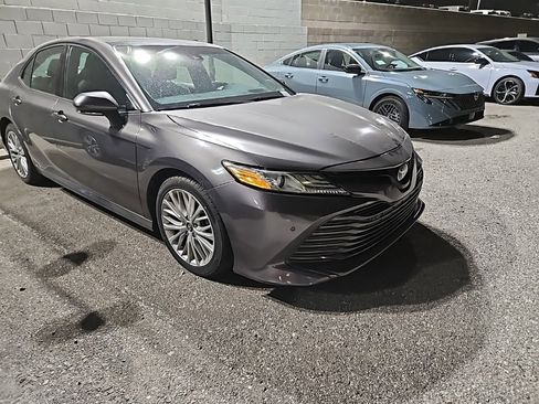 Used 2018 Toyota Camry XLE image 3
