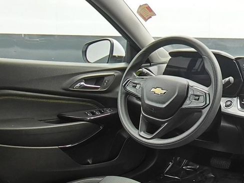 Used 2025 Chevrolet Trax LT FWD image 21