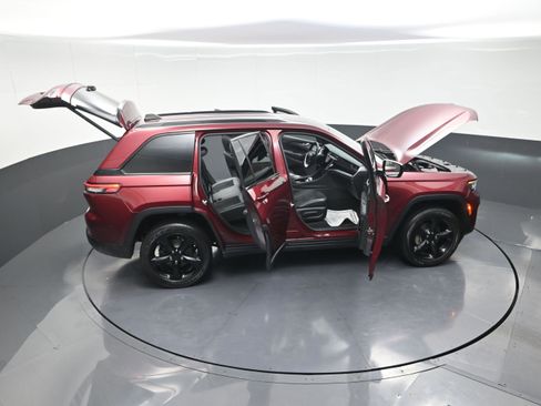 Used 2023 Jeep Grand Cherokee Altitude image 14